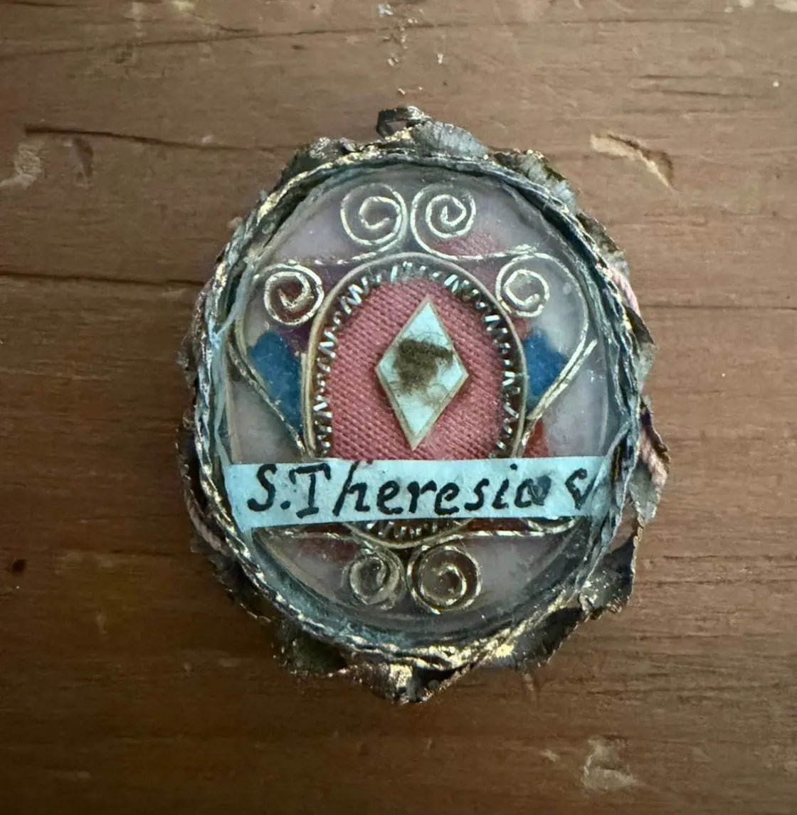 Antique reliquary theca with relic of Saint Teresa of Avila
/
Ancien reliquaire avec relique de Sainte Thérèse d’Avila