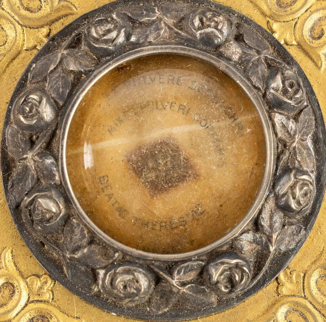 Brass osculatorium reliquary with relic of Saint Therese of Lisieux
/
Osculatoire reliquaire en laiton avec relique de Sainte Thérèse de Lisieux