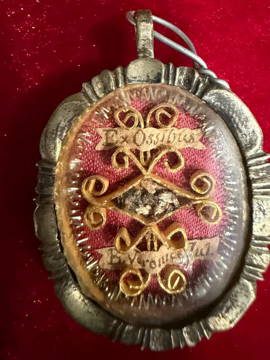 Antique reliquary with ex ossibus relic of Saint Veronica Giuliani
/
Reliquaire ancien avec relique ex ossibus de Sainte Véronique Giuliani