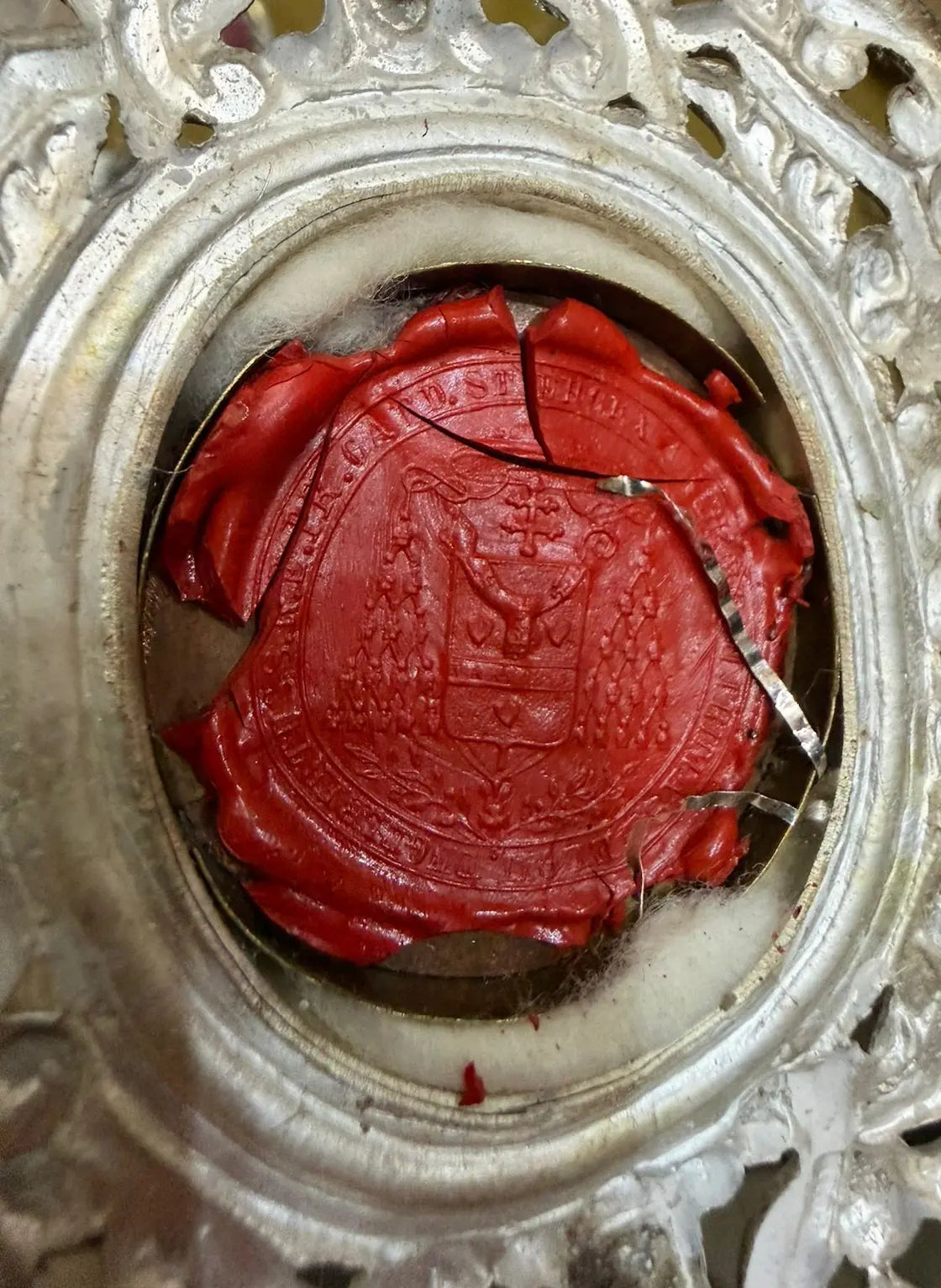 Silver Catholic reliquary pendant with relic of Saint Teresa of Avila
/
Reliquaire en argent contenant une relique de Sainte Thérèse d’Avila