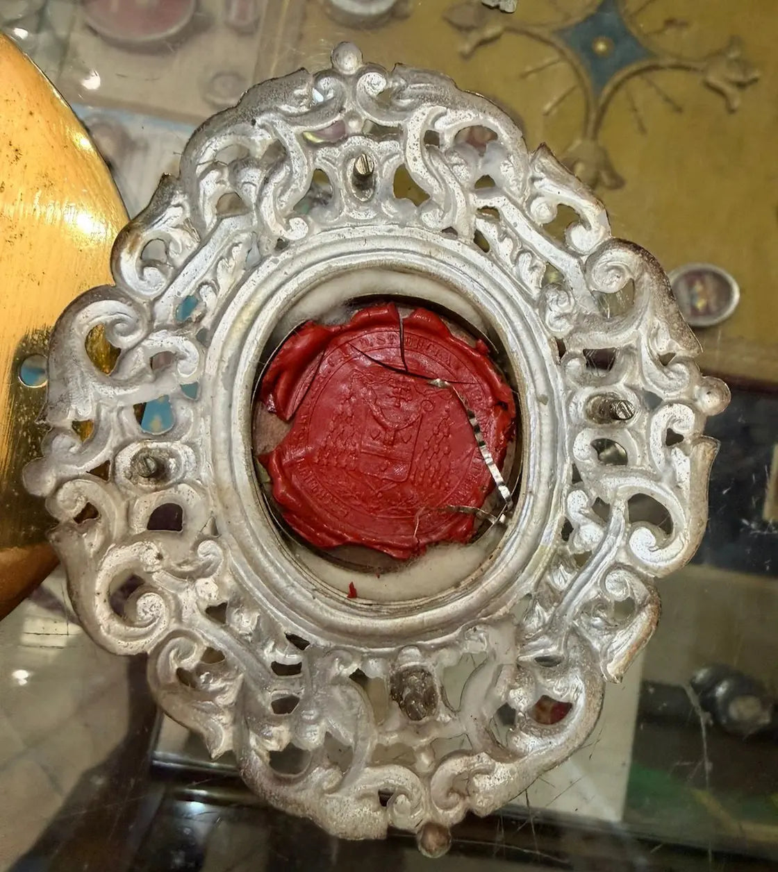 Silver Catholic reliquary pendant with relic of Saint Teresa of Avila
/
Reliquaire en argent contenant une relique de Sainte Thérèse d’Avila