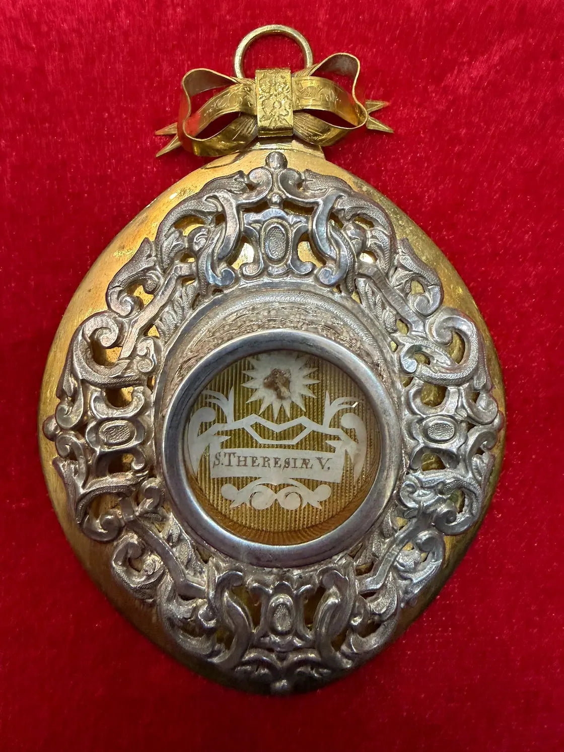 Silver Catholic reliquary pendant with relic of Saint Teresa of Avila
/
Reliquaire en argent contenant une relique de Sainte Thérèse d’Avila