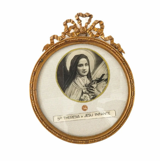 Antique framed relic of St. Thérèse of the Child Jesus with portrait and inscription.
/
Relique encadrée ancienne de Sainte Thérèse de l’Enfant Jésus avec portrait et inscription.