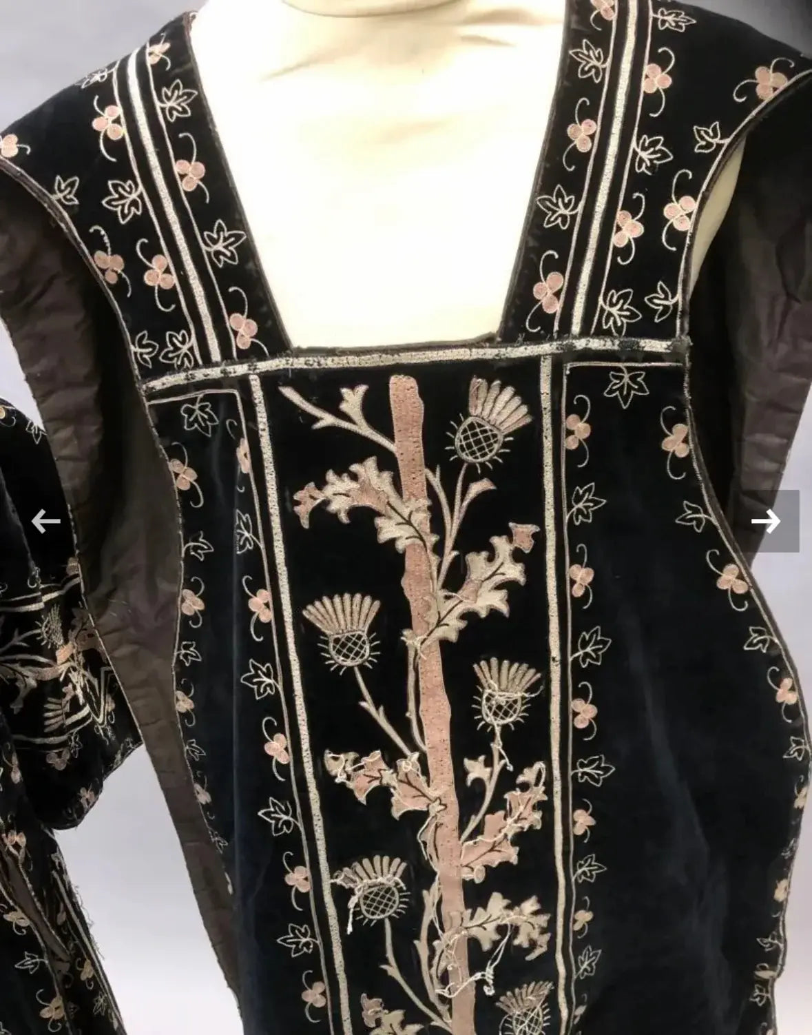 pontifical chasubles zoom / Ensemble de trois chasubles pontificales zoom