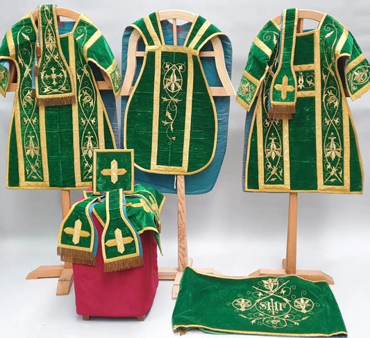Complete green Roman vestment set in velvet with gold embroidery, including chasuble, dalmatics, stole, maniple, chalice veil, and burse.
/
Ensemble complet d’ornements romains verts en velours avec broderies dorées : chasuble, dalmatiques, étole, manipule, voile de calice et bourse.