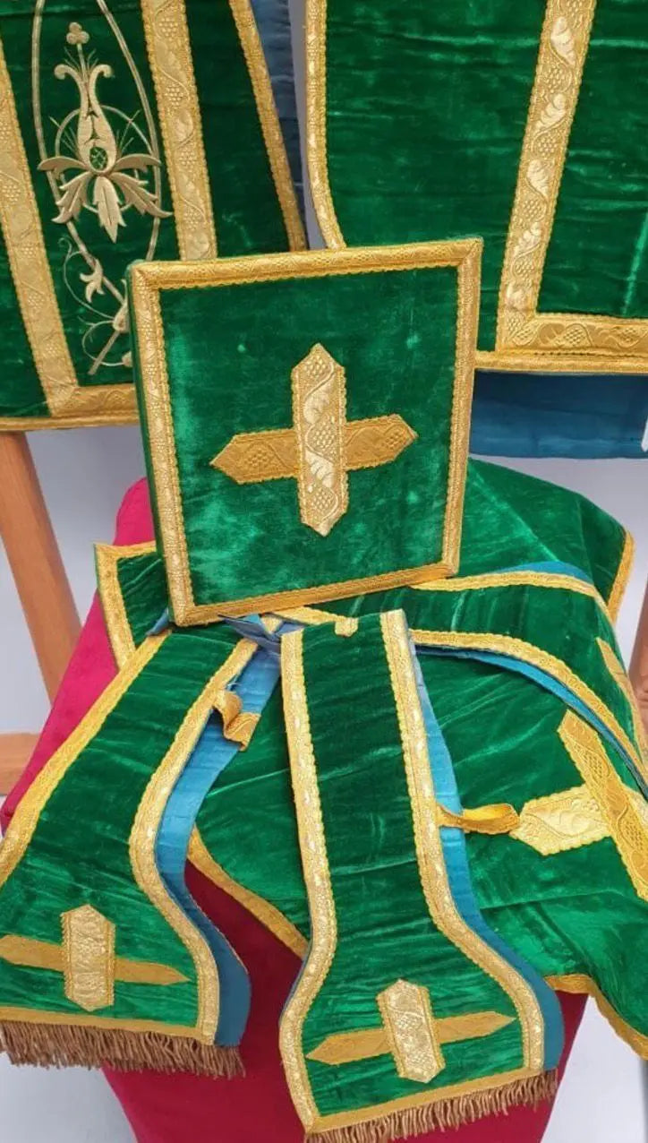 Complete green Roman vestment set in velvet with gold embroidery, including chasuble, dalmatics, stole, maniple, chalice veil, and burse.
/
Ensemble complet d’ornements romains verts en velours avec broderies dorées : chasuble, dalmatiques, étole, manipule, voile de calice et bourse.