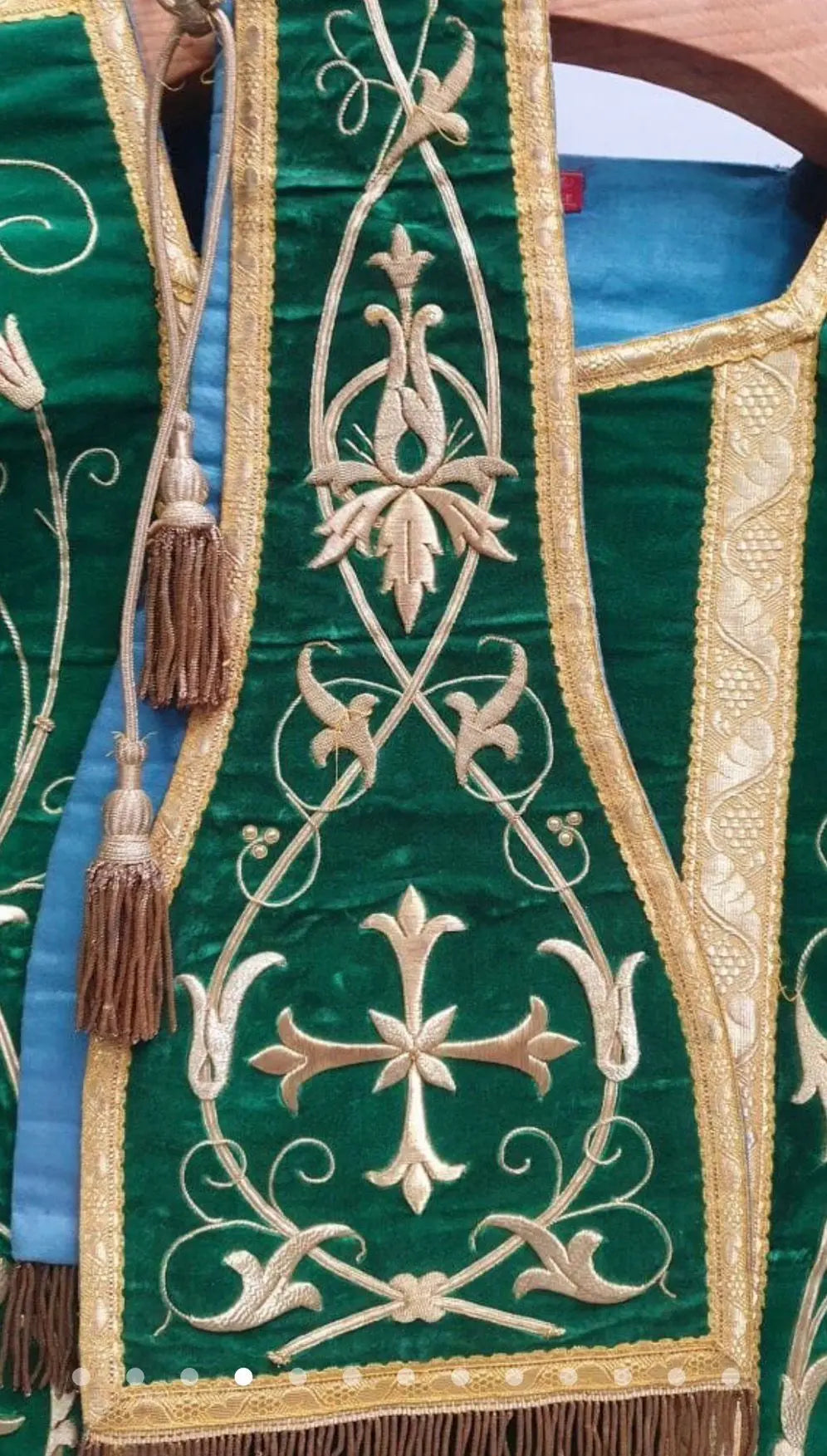 Complete green Roman vestment set in velvet with gold embroidery, including chasuble, dalmatics, stole, maniple, chalice veil, and burse.
/
Ensemble complet d’ornements romains verts en velours avec broderies dorées : chasuble, dalmatiques, étole, manipule, voile de calice et bourse.