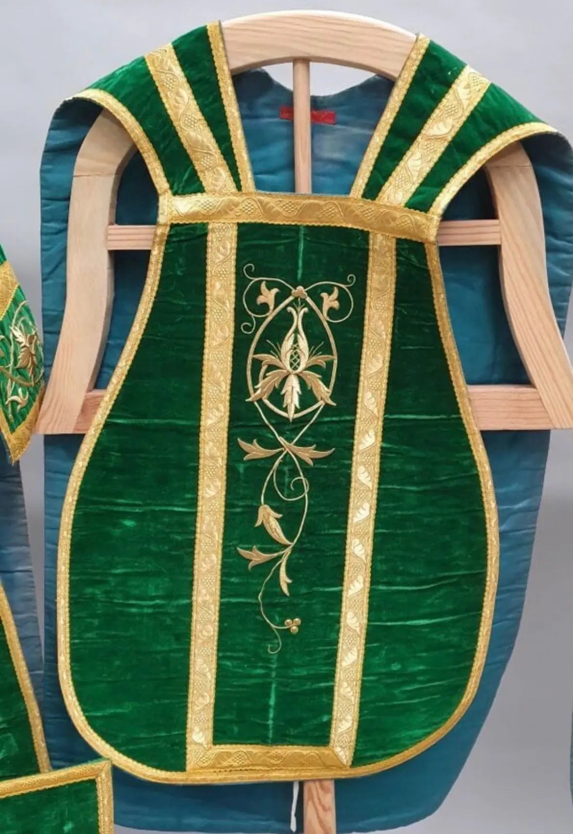 Complete green Roman vestment set in velvet with gold embroidery, including chasuble, dalmatics, stole, maniple, chalice veil, and burse.
/
Ensemble complet d’ornements romains verts en velours avec broderies dorées : chasuble, dalmatiques, étole, manipule, voile de calice et bourse.