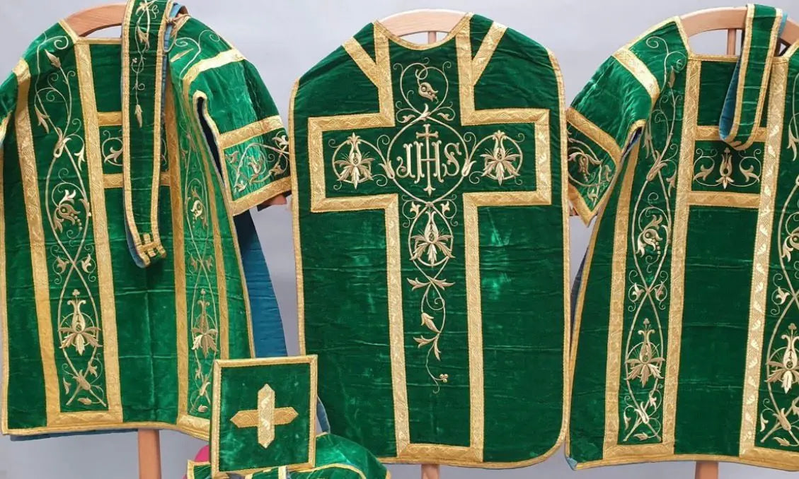 Complete green Roman vestment set in velvet with gold embroidery, including chasuble, dalmatics, stole, maniple, chalice veil, and burse.
/
Ensemble complet d’ornements romains verts en velours avec broderies dorées : chasuble, dalmatiques, étole, manipule, voile de calice et bourse.