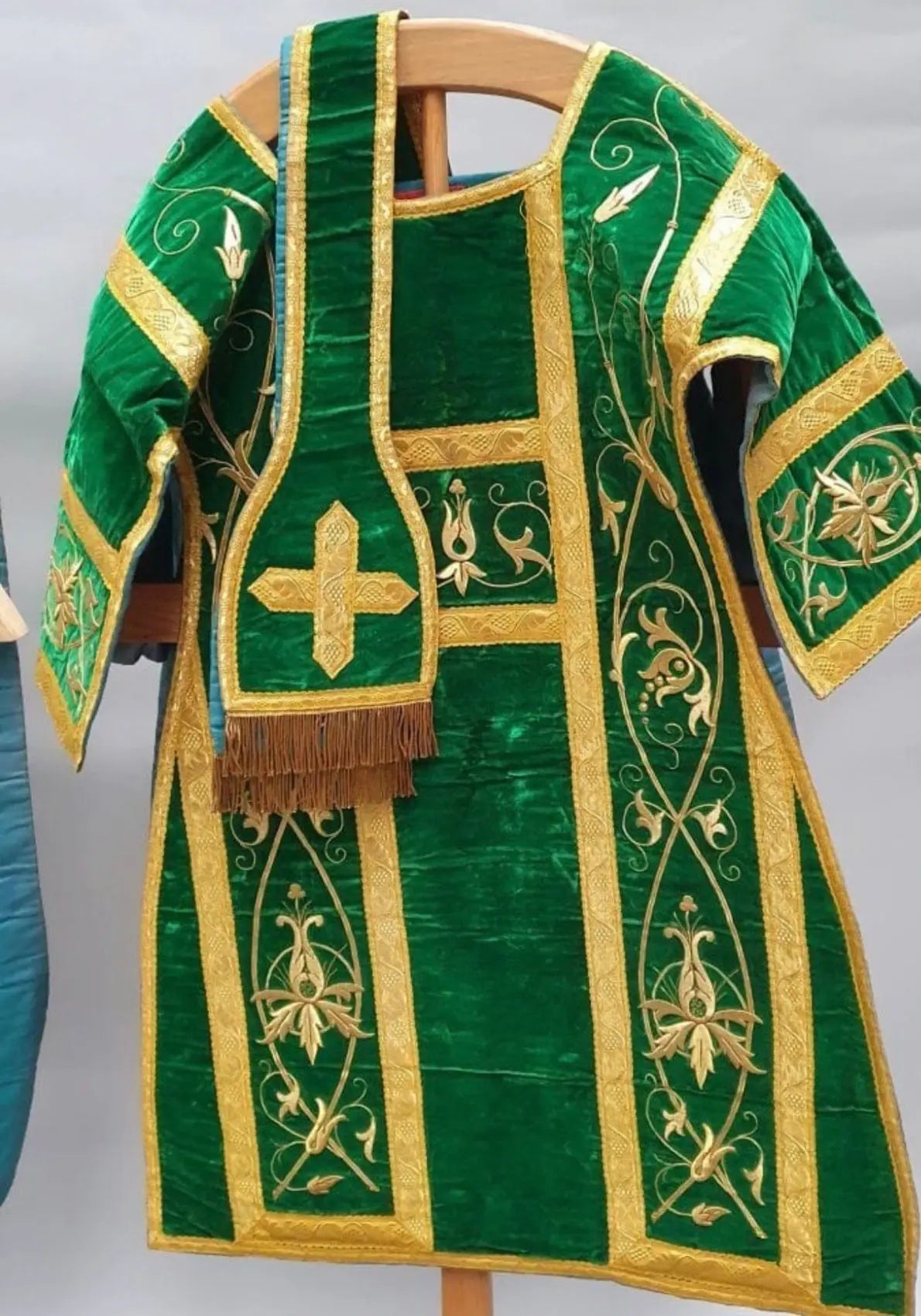Complete green Roman vestment set in velvet with gold embroidery, including chasuble, dalmatics, stole, maniple, chalice veil, and burse.
/
Ensemble complet d’ornements romains verts en velours avec broderies dorées : chasuble, dalmatiques, étole, manipule, voile de calice et bourse.