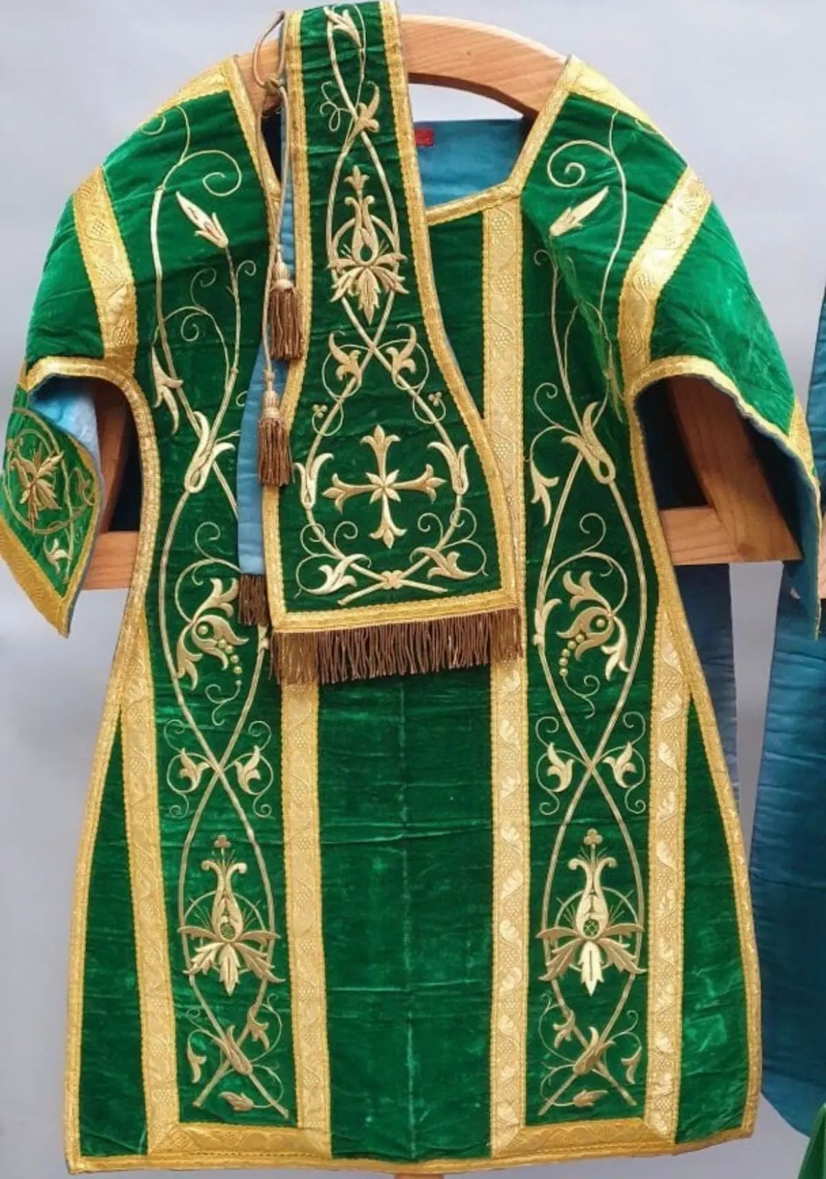 Complete green Roman vestment set in velvet with gold embroidery, including chasuble, dalmatics, stole, maniple, chalice veil, and burse.
/
Ensemble complet d’ornements romains verts en velours avec broderies dorées : chasuble, dalmatiques, étole, manipule, voile de calice et bourse.