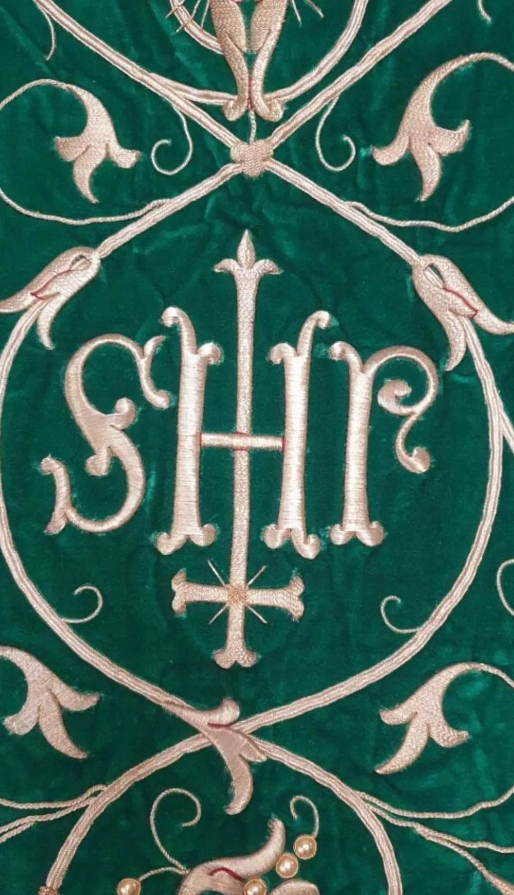 Complete green Roman vestment set in velvet with gold embroidery, including chasuble, dalmatics, stole, maniple, chalice veil, and burse.
/
Ensemble complet d’ornements romains verts en velours avec broderies dorées : chasuble, dalmatiques, étole, manipule, voile de calice et bourse.