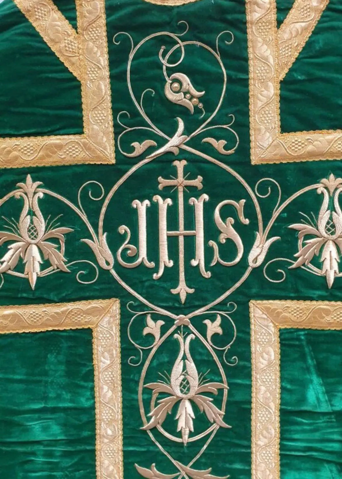 Complete green Roman vestment set in velvet with gold embroidery, including chasuble, dalmatics, stole, maniple, chalice veil, and burse.
/
Ensemble complet d’ornements romains verts en velours avec broderies dorées : chasuble, dalmatiques, étole, manipule, voile de calice et bourse.