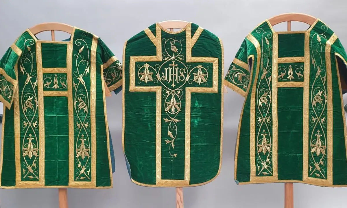 Complete green Roman vestment set in velvet with gold embroidery, including chasuble, dalmatics, stole, maniple, chalice veil, and burse.
/
Ensemble complet d’ornements romains verts en velours avec broderies dorées : chasuble, dalmatiques, étole, manipule, voile de calice et bourse.